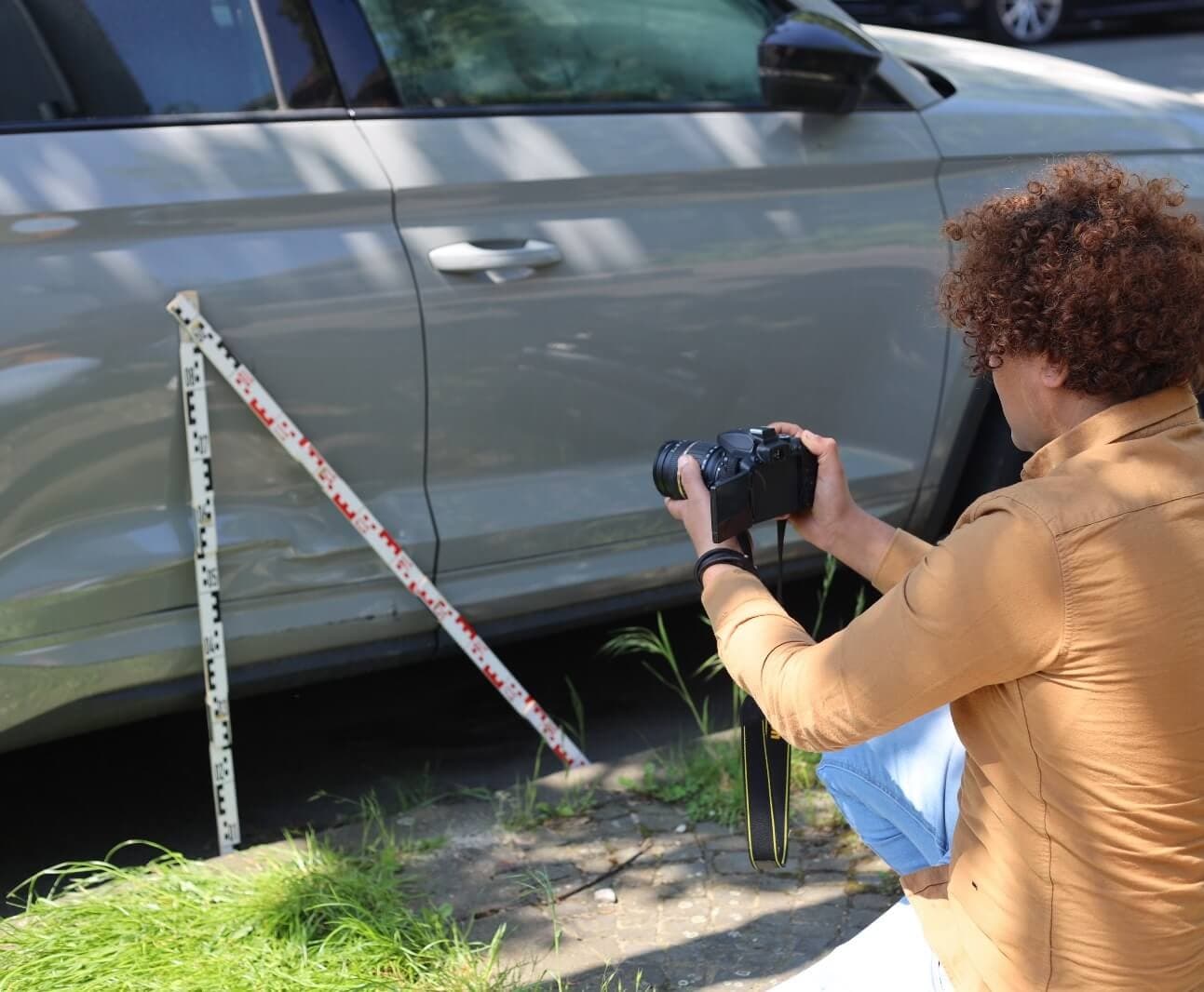 Sachverständiger im mobilen Einsatz an einem Fahrzeug